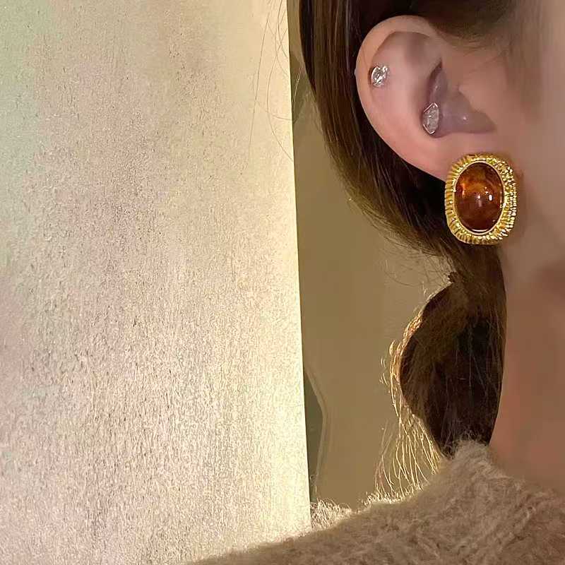 French Retro Square Amber Earrings With Classic Meilada Tone. Niche Minimalist Design, Delicate Luxury, Brightens Skin Tone And Shows Elegant Charm. 7