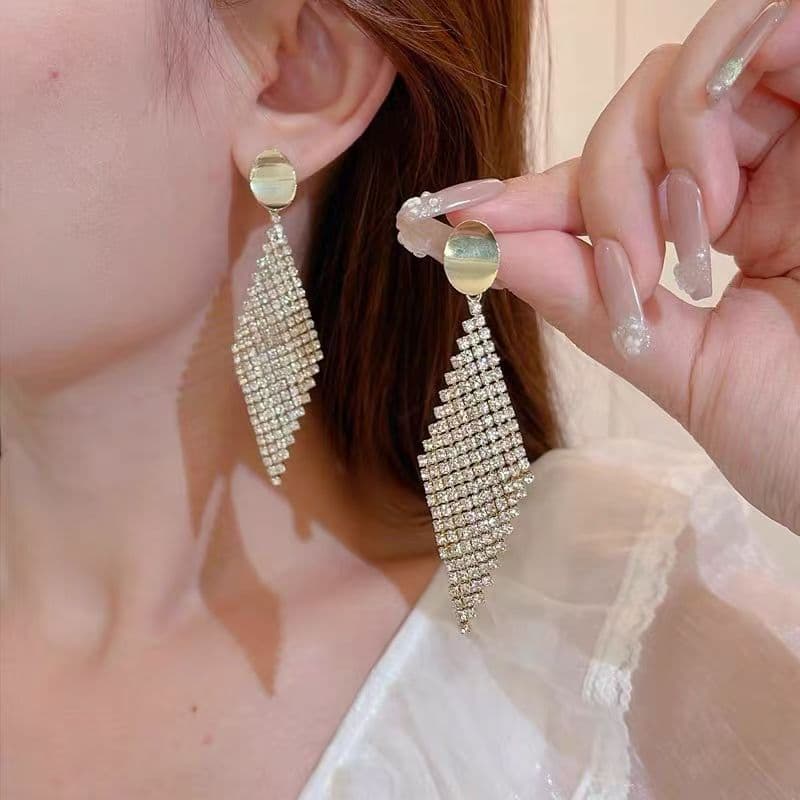 2024 Trendy Exaggerated Earrings Fully Paved With Rhinestones. Luxurious Rhombus Design, Distinctive And Versatile, Perfect For Banquets And Formal Occasions. 9