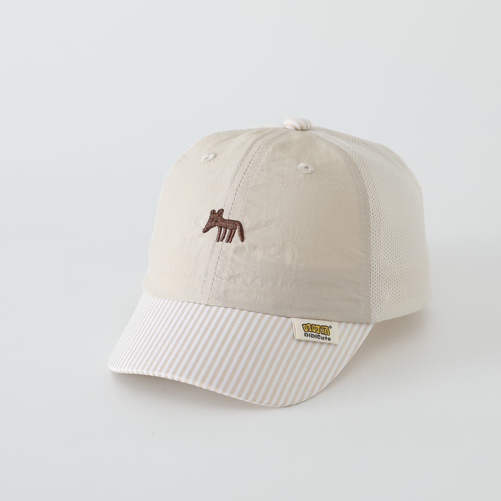 The New Men's And Women's Embroidered Fox-patterned Pointed-mouth Baseball Cap With A Stylish And Simple Design Featuring A Velcro Fastening Is Suitable For Daily Outdoor Use.