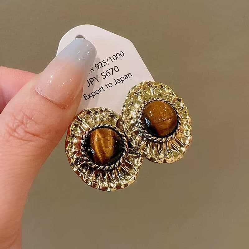 French Retro Square Amber Earrings With Classic Meilada Tone. Niche Minimalist Design, Delicate Luxury, Brightens Skin Tone And Shows Elegant Charm.