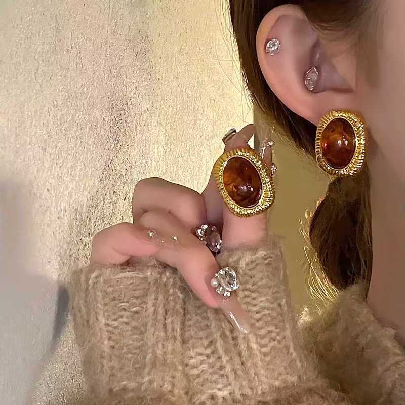 French Retro Square Amber Earrings With Classic Meilada Tone. Niche Minimalist Design, Delicate Luxury, Brightens Skin Tone And Shows Elegant Charm. 5
