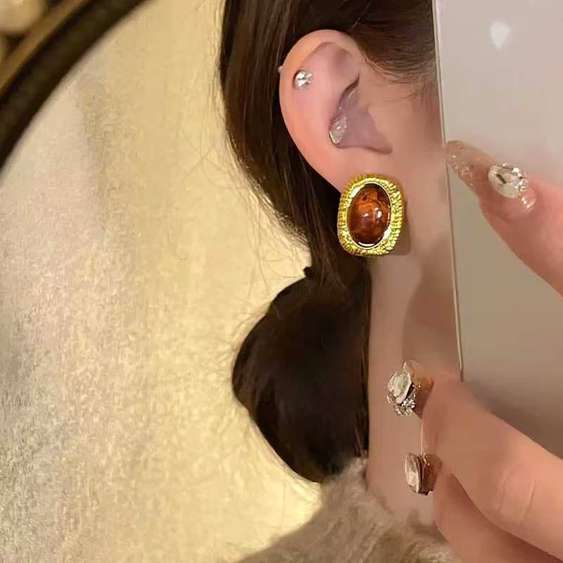 French Retro Square Amber Earrings With Classic Meilada Tone. Niche Minimalist Design, Delicate Luxury, Brightens Skin Tone And Shows Elegant Charm. 6