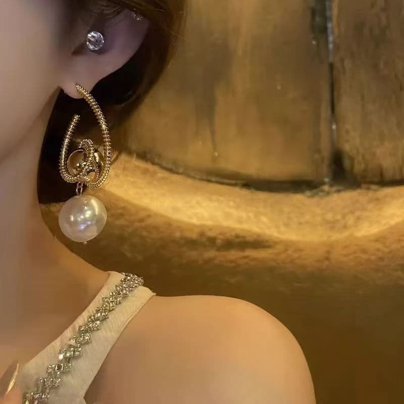 2026 Autumn & Winter European Metal Pearl Earrings, Bold Designer Jewelry 3