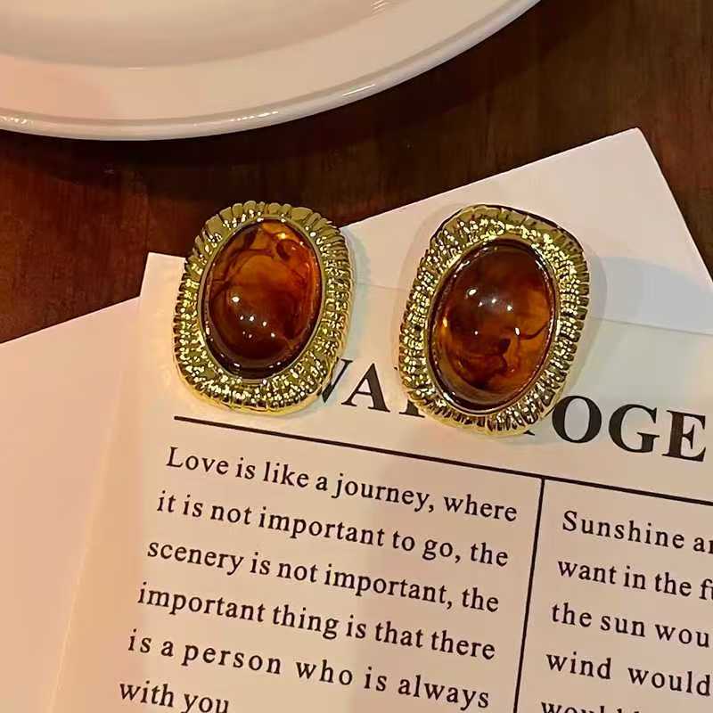 French Retro Square Amber Earrings With Classic Meilada Tone. Niche Minimalist Design, Delicate Luxury, Brightens Skin Tone And Shows Elegant Charm. 4