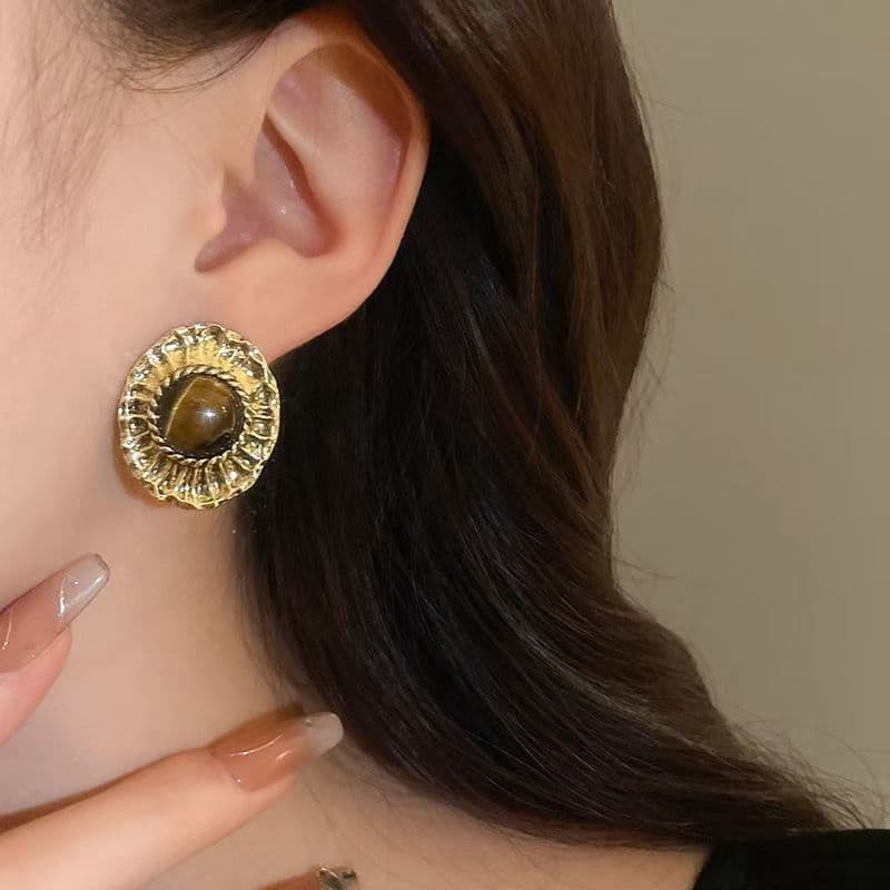 French Retro Square Amber Earrings With Classic Meilada Tone. Niche Minimalist Design, Delicate Luxury, Brightens Skin Tone And Shows Elegant Charm. 2