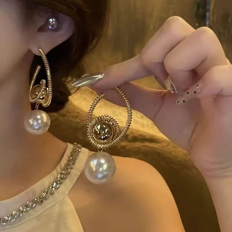 2026 Autumn & Winter European Metal Pearl Earrings, Bold Designer Jewelry