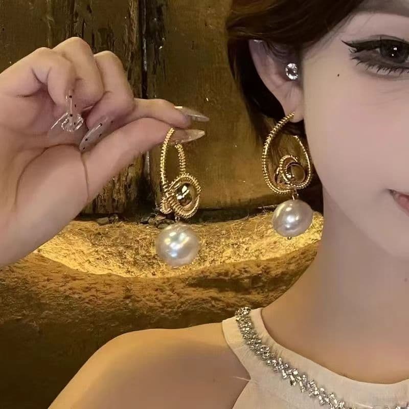 2026 Autumn & Winter European Metal Pearl Earrings, Bold Designer Jewelry 4