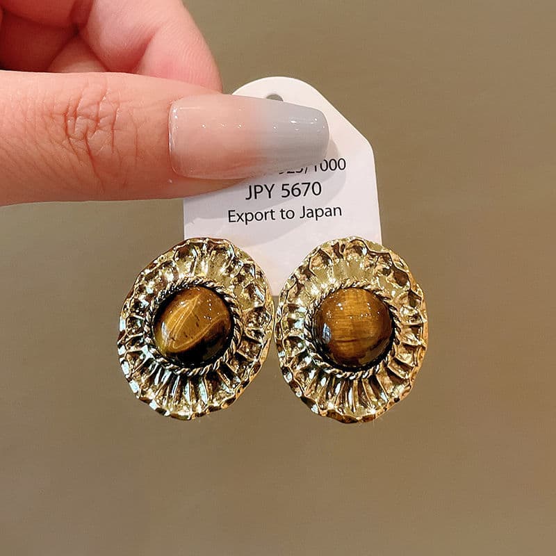 French Retro Square Amber Earrings With Classic Meilada Tone. Niche Minimalist Design, Delicate Luxury, Brightens Skin Tone And Shows Elegant Charm. 8
