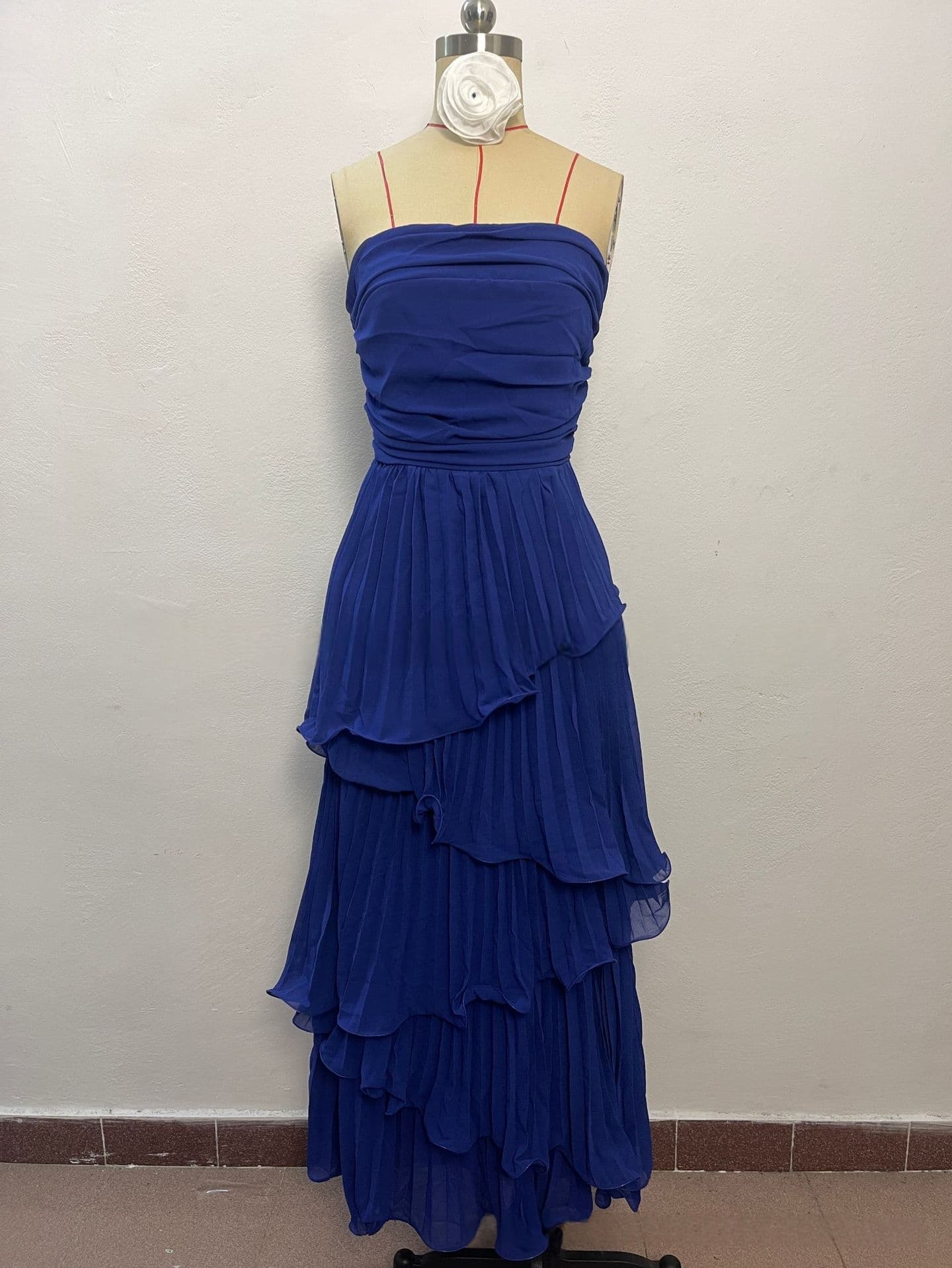 Solid-color Strapless Waist-cinching Tiered Pleated Dress