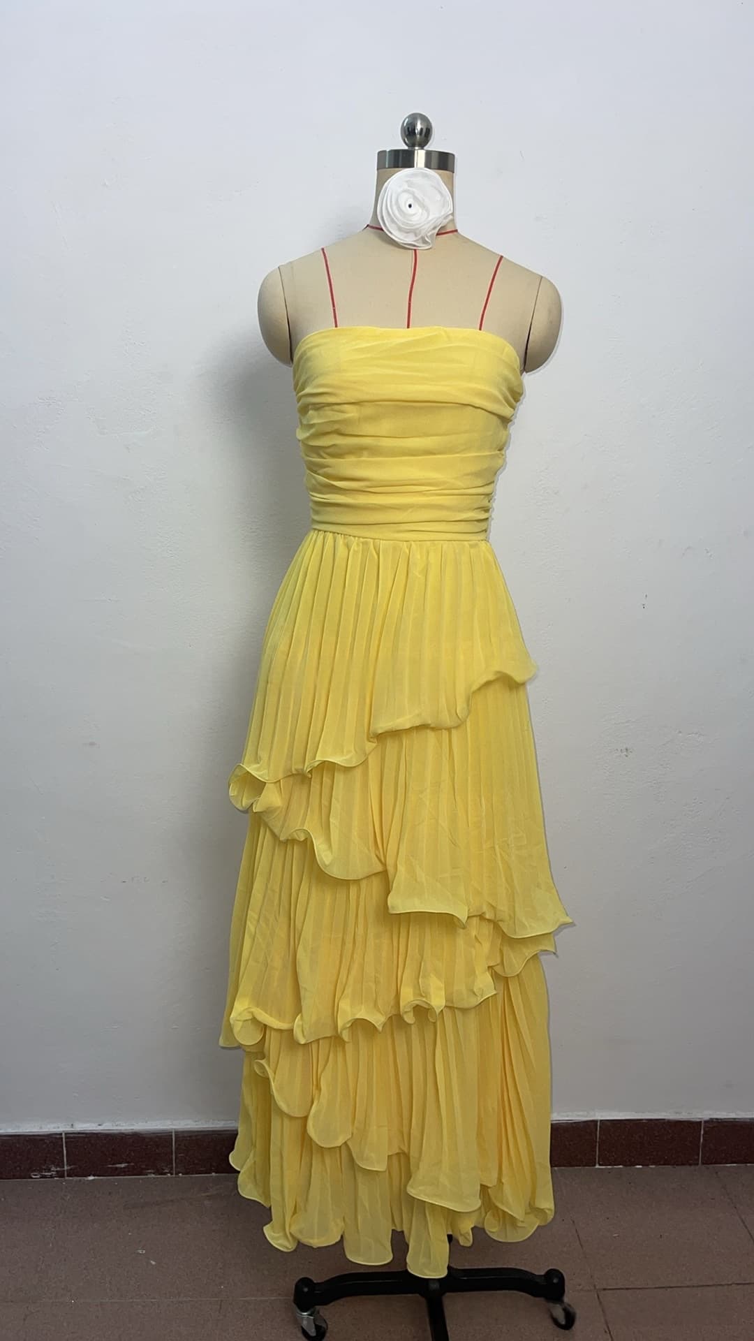 Solid-color Strapless Waist-cinching Tiered Pleated Dress 7