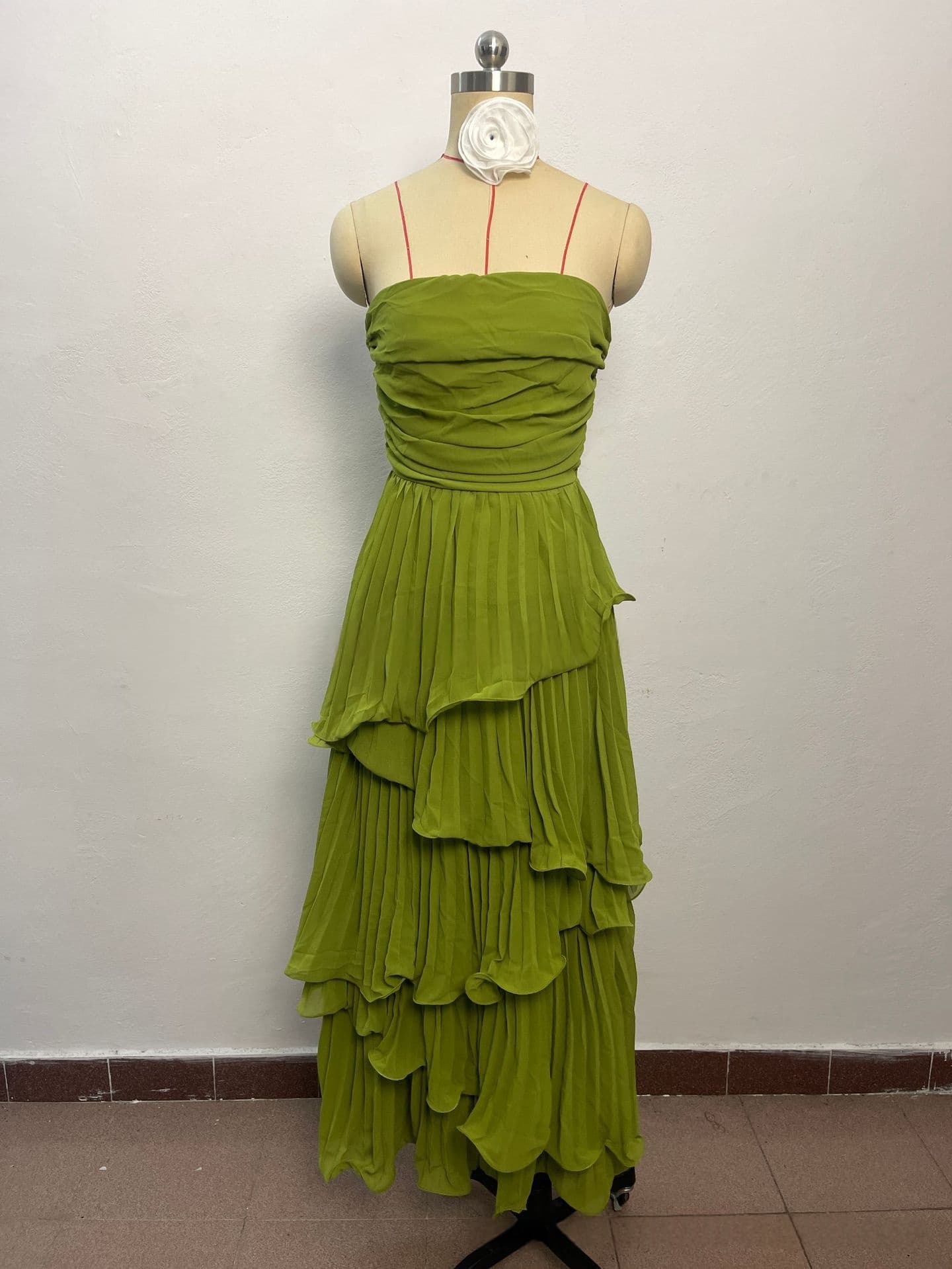 Solid-color Strapless Waist-cinching Tiered Pleated Dress 2