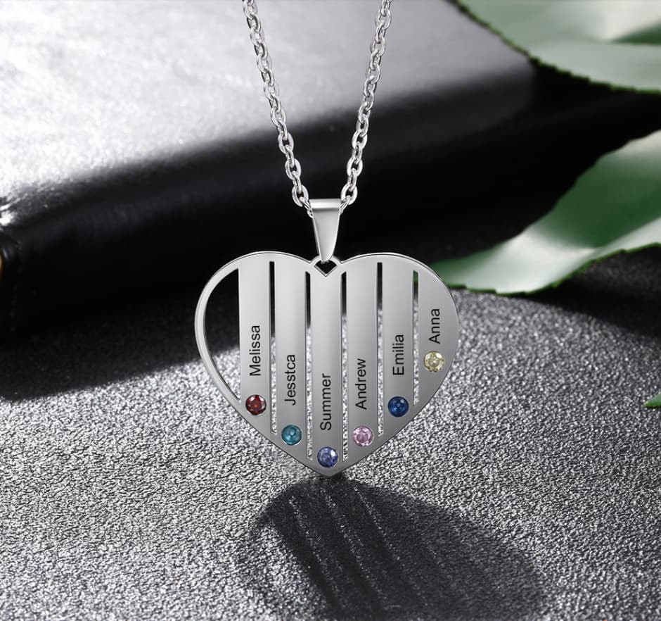 A Personalized Hollowed-out Heart-shaped Diamond Necklace With 4 Diamonds That Can Be Engraved 2