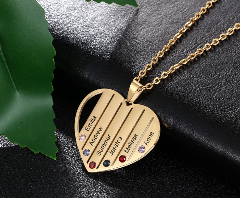 A Personalized Hollowed-out Heart-shaped Diamond Necklace With 4 Diamonds That Can Be Engraved 5